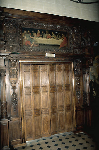 Vue des lambris situés sur le mur nord, et du tableau, huile sur toile représentant la Cène.