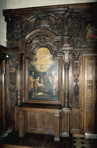 Vue des lambris du mur nord, avec le tableau, huile sur toile, représentant la Nativité.