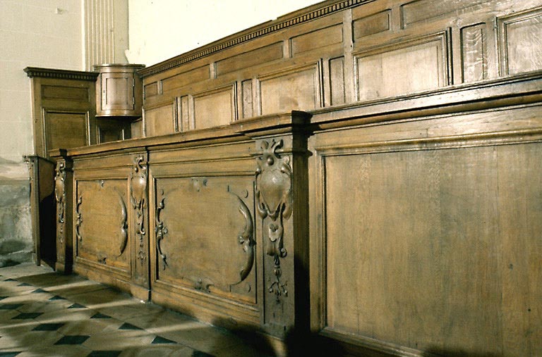 Banc de choeur et lambris de revêtement en chêne datant du 17e siècle. - © Inventaire général, ADAGP