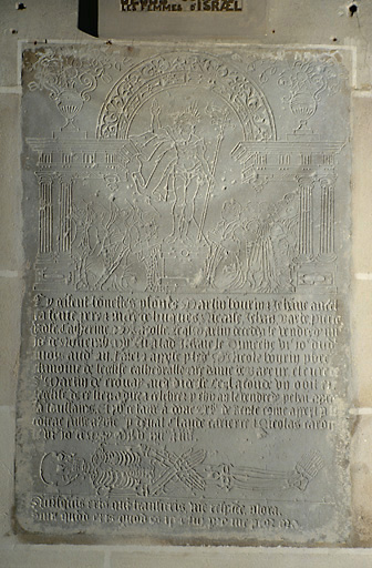 Vue d'ensemble de la dalle funéraire en grès (?) portant la date 1594.