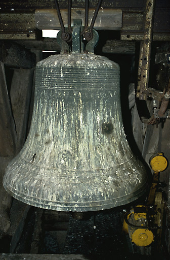 Vue d'ensemble de la cloche en bronze exécutée en 1758 par Philippe et Florentin Caviller.
