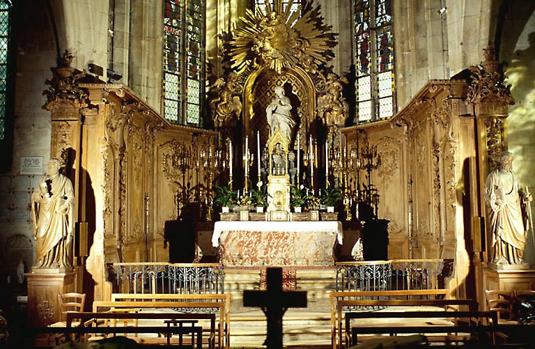 Vue du choeur depuis le transept. Les lambris, en chêne, datent de la 1ère moitié du 18e siècle.