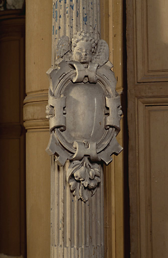 Vue d'un cartouche situé sur une des deux colonnes.