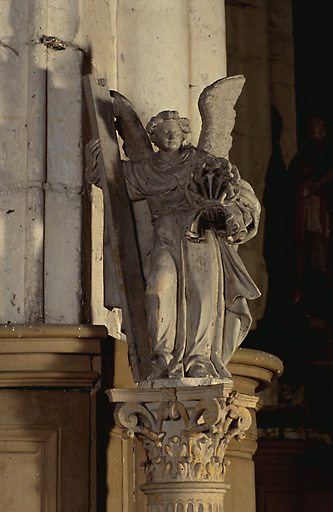 Ensemble de 2 statues : Anges tenant les instruments de la Passion