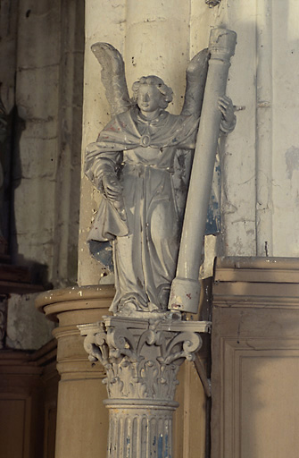 Vue d'un ange situé au sommet de l'une des deux colonnes.