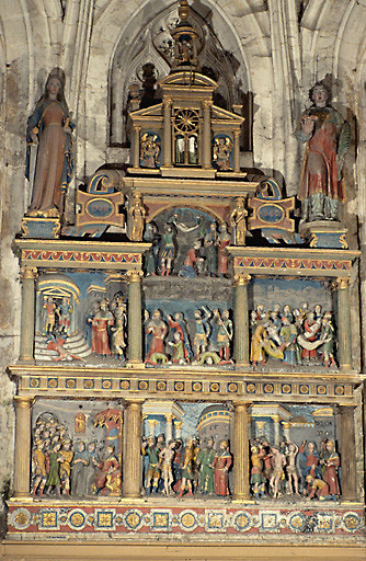 Vue d'ensemble du retable en calcaire portant la date de 1568.