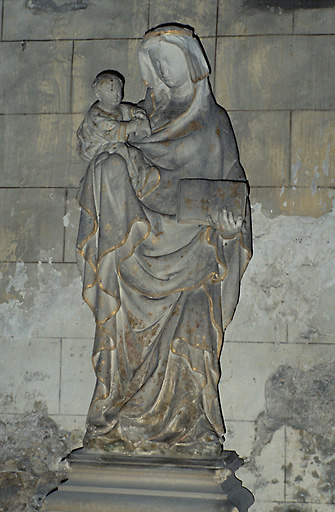 Vue d'ensemble de la statue en calcaire datant de la 1ère moitié du 15e siècle.