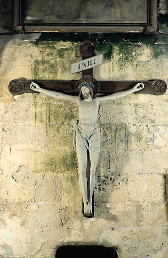 Vue d'ensemble du Christ en croix, en chêne, datant du 16e siècle.