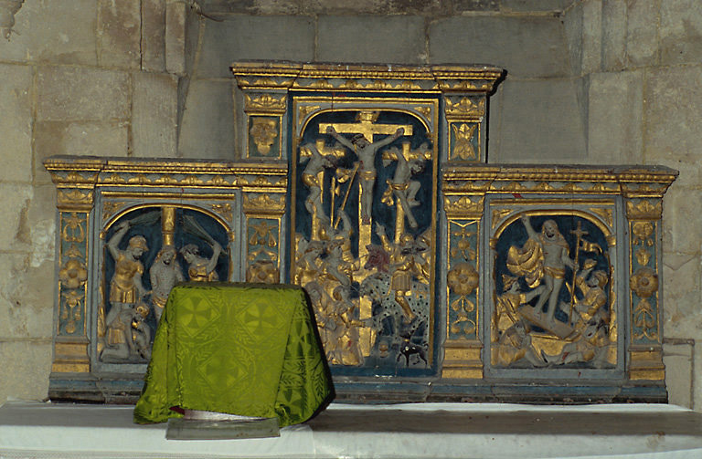 Vue d'ensemble du retable, en chêne, daté du 4e quart du 16e siècle.