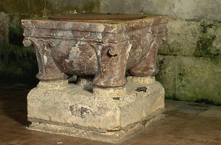 Vue d'ensemble des fonts baptismaux, en calcaire, datés du 4e quart du 12e siècle.