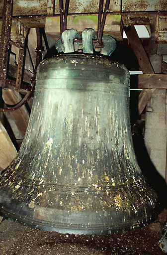 Vue d'ensemble de la cloche, en bronze, portant la date de 1574.
