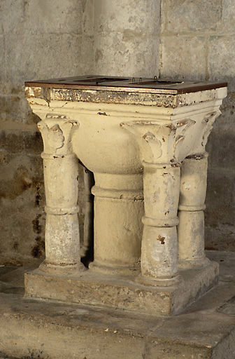 Vue d'ensemble des fonts baptismaux, en calcaire, datant de la 1ère moitié du 13e siècle. - © Inventaire général, ADAGP