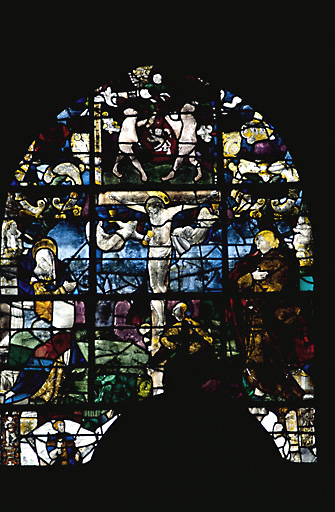 Vue d'ensemble de la verrière datée du 1er quart du 16e siècle, représentant une Crucifixion.