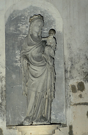 Vue d'ensemble de la statue, en calcaire, datant du 2e quart ou du milieu du 14e siècle (?). - © Inventaire général, ADAGP