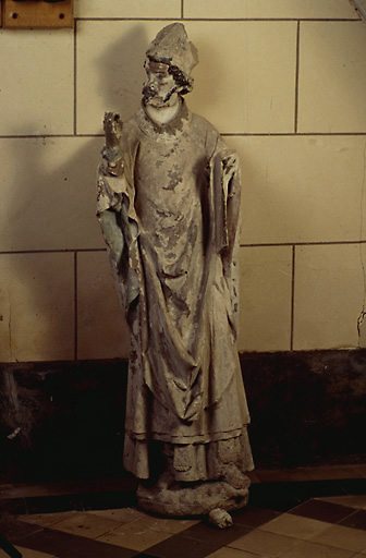Vue d'ensemble, de face, de la statue en calcaire, datée de la 2e moitié du 13e siècle.