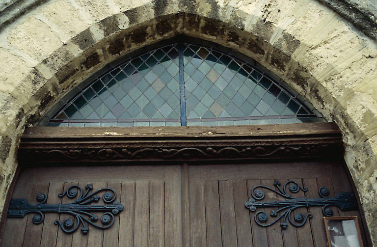 Vue d'ensemble du linteau, en bois sculpté, daté du 16e siècle.