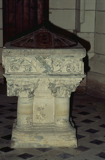 Vue d'ensemble des fonts baptismaux, en calcair, datés de 1534 par inscription.