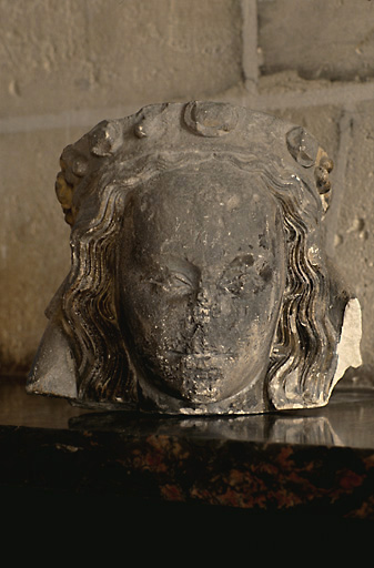 Statue : tête de Vierge (?) couronnée et voilée