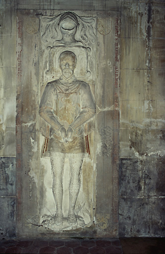 Vue d'ensemble du gisant de Robert de Broully, en calcaire, portant la date de 1553.
