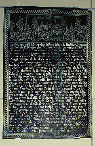 Vue d'ensemble de la dalle, en cuivre, portant les dates de 1591 et 1604.