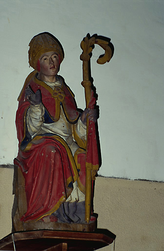 Vue d'ensemble de la statue de saint Médard, en chêne polychrome, datant du 16e siècle.