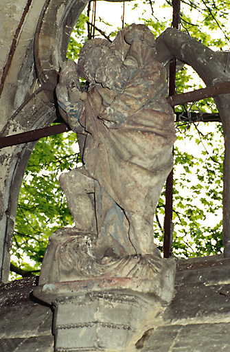 Vue d'ensemble de la statue, en calcaire, datée du 16e siècle.