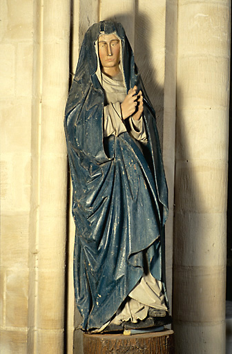 Vue d'ensemble de la statue de la Vierge, en chêne, datant du 16e siècle.