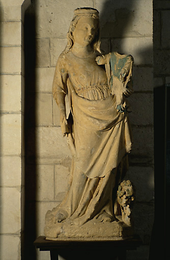 Vue d'ensemble de la statue, en calcaire, datant du 2e quart du 14e siècle.