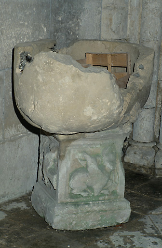 Vue d'ensemble des fonts baptismaux, en calcaire, datant du 16e siècle.