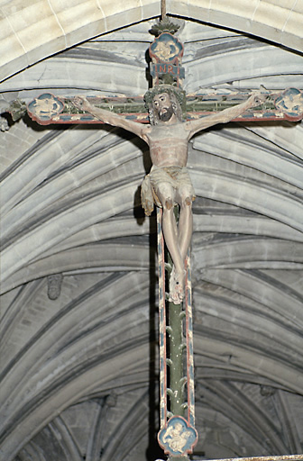 Vue d'ensemble du Christ en croix, en chêne, datant du 16e siècle.