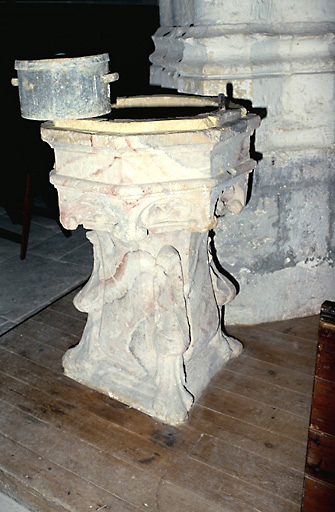 Vue d'ensemble des fonts baptismaux, en calcaire, datant du milieu du 16e siècle.
