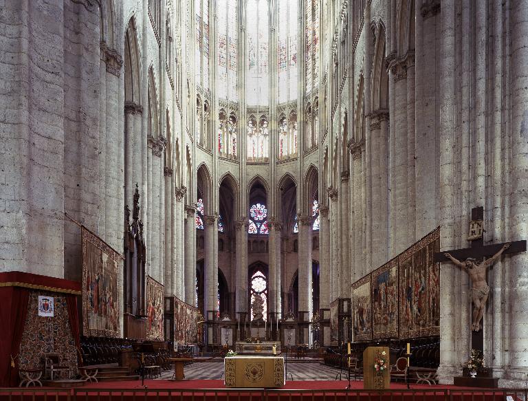 Vue des tapisseries exposées dans le choeur (en direction du choeur).