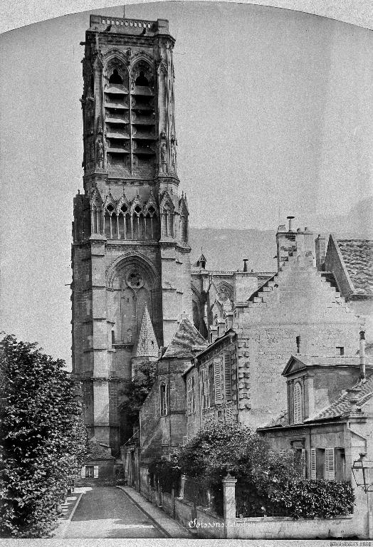 La tour sud-ouest de la cathédrale et les bâtiments de l'ancien évêché, photographiés par Médéric Mieusement vers 1890 (AMH Amiens). ; La tour sud-ouest de la cathédrale et les bâtiments de l'ancien évêché, photographiés par Médéric Mieusement vers 1890 (AMH Amiens).