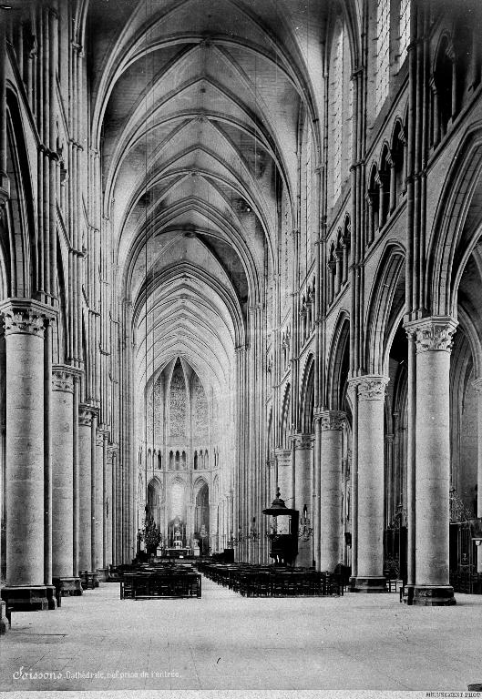 Vue du vaisseau central de la cathédrale, réalisée par Médéric Mieusement vers 1890, et montrant les baies de l'abside sans verrières et obturées par une maçonnerie de brique (AMH Amiens). ; Le vaisseau central de la cathédrale, photographié par Médéric Mieusement vers 1890 (AMH Amiens).