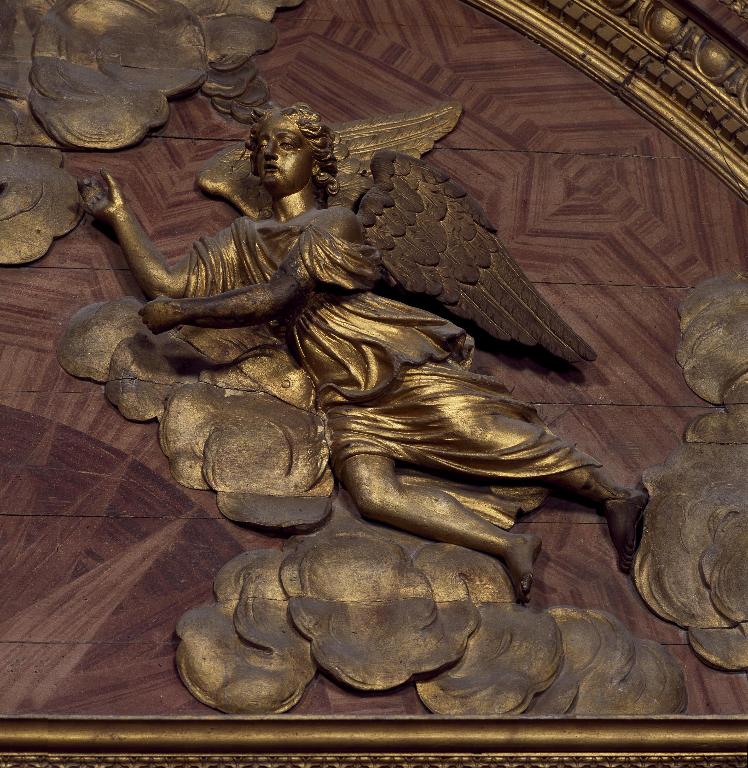 Détail du fronton : vue de l'ange de droite.