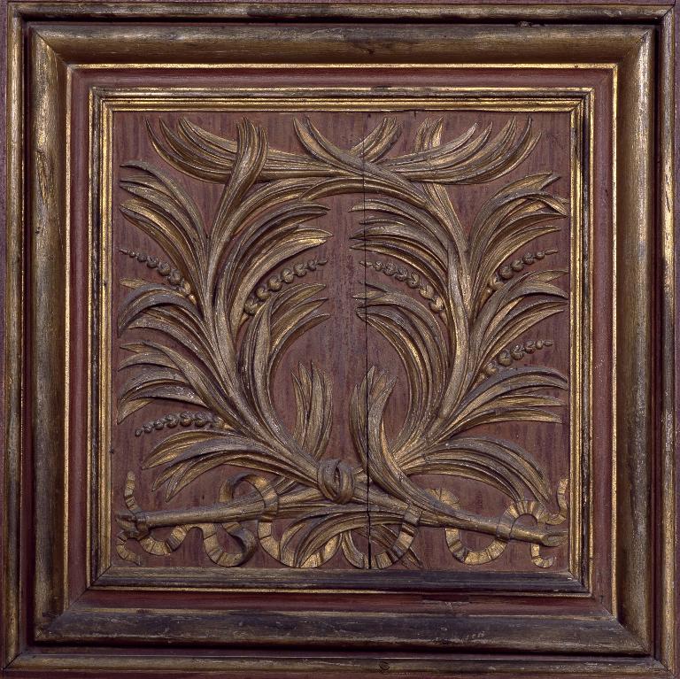Détail des vantaux de l'armoire : panneau du registre inférieur représentant deux palmes nouées.