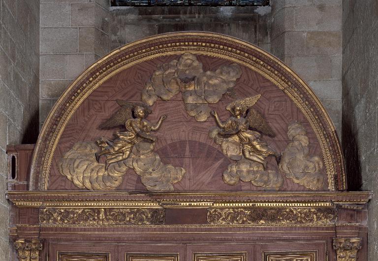 Vue du fronton de l'armoire.