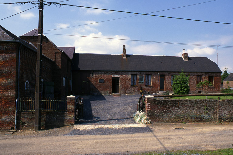 Esquéhéries, ferme (étudiée), 23 rue Neuve. ; Vue générale depuis le sud.