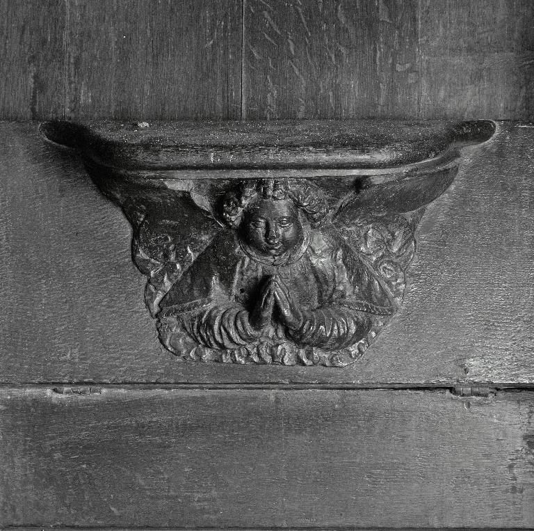 Vue d'une miséricorde, ornée d'un ange en prière.