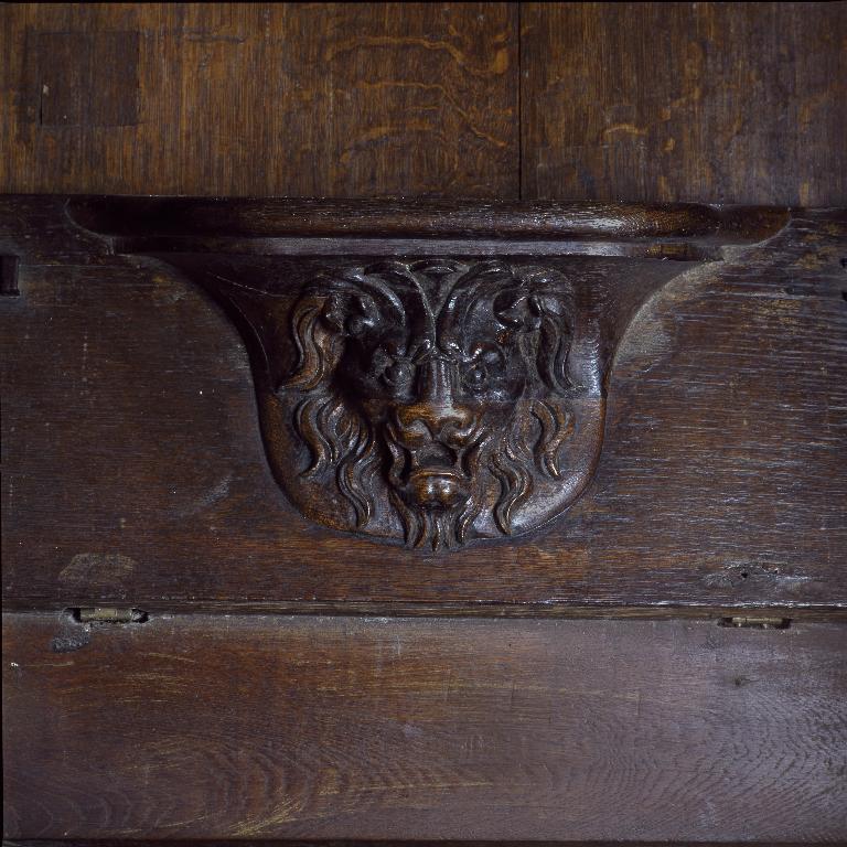 Vue d'une miséricorde, ornée d'une tête de lion.