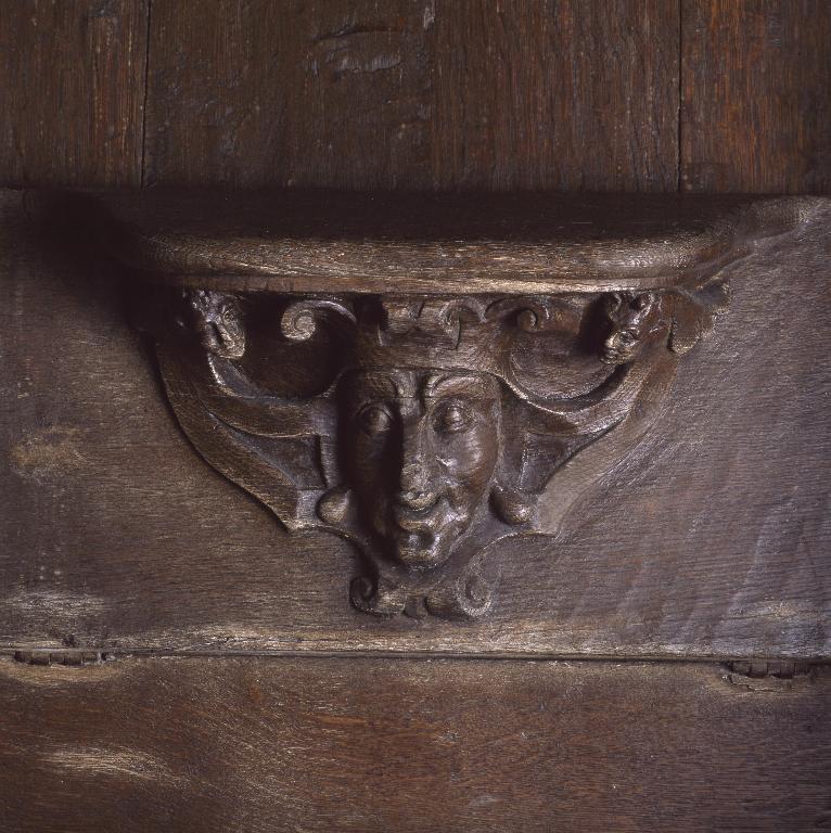 Vue d'une miséricorde, ornée d'une tête grotesque.