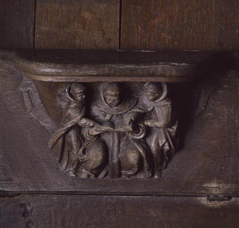 Vue d'une miséricorde, ornée de trois religieux en train de lire.