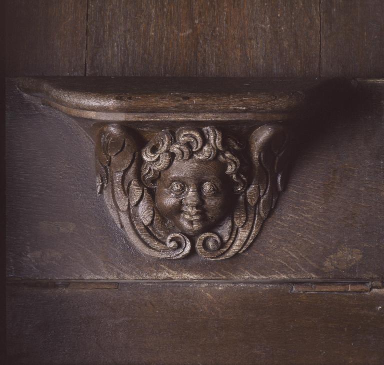 Vue d'une miséricorde, ornée d'une tête d'ange.