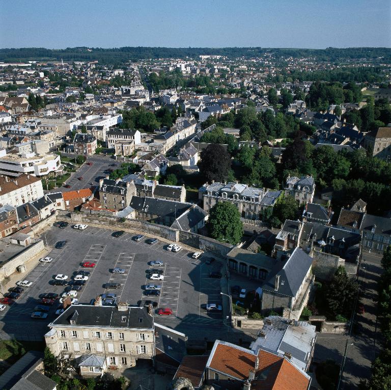 Vue de la partie sud-est de la ville, l'emplacement de l'ancien évêché occupant le tiers inférieur de l'image.