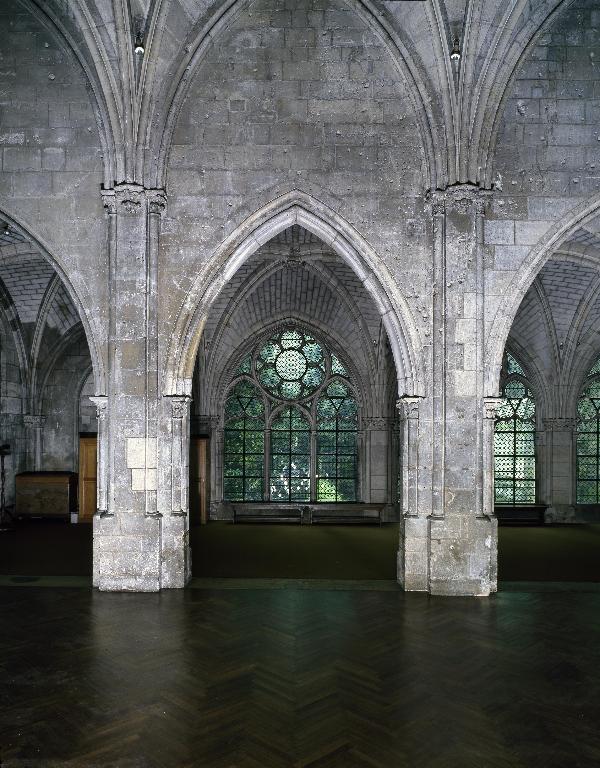 Vue de la porte reliant l'ancienne salle du Chapitre à la galerie occidentale du cloître.
