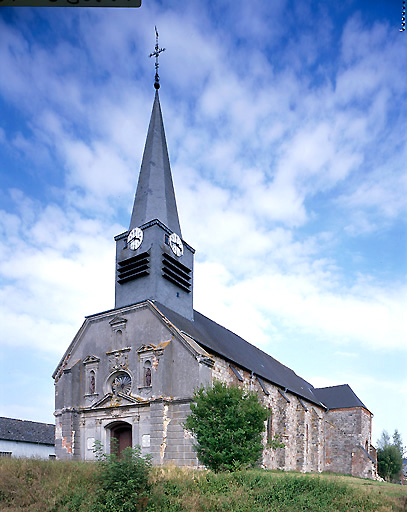 Vue d'ensemble de l'église depuis le sud-ouest.