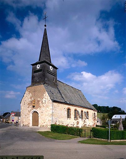 Vue d'ensemble de l'église depuis le sud-est, avec la façade occidentale portant la date 1771 en briques vernissées.