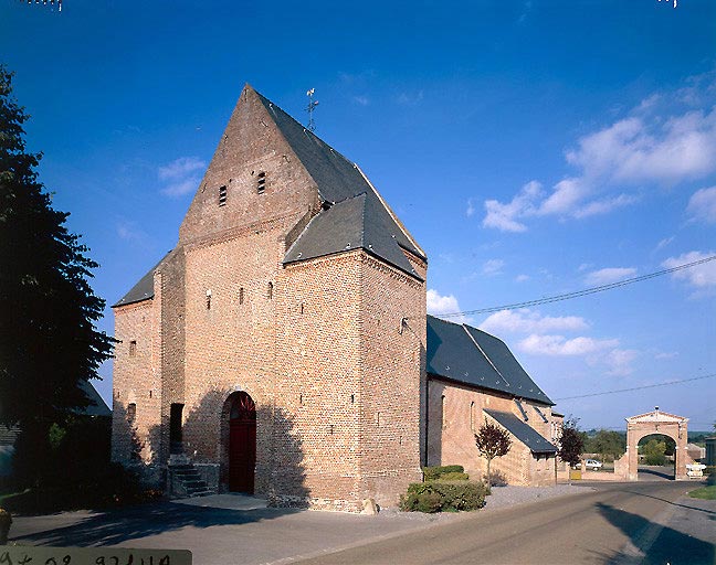 Vue d'ensemble de l'église depuis le sud-ouest.