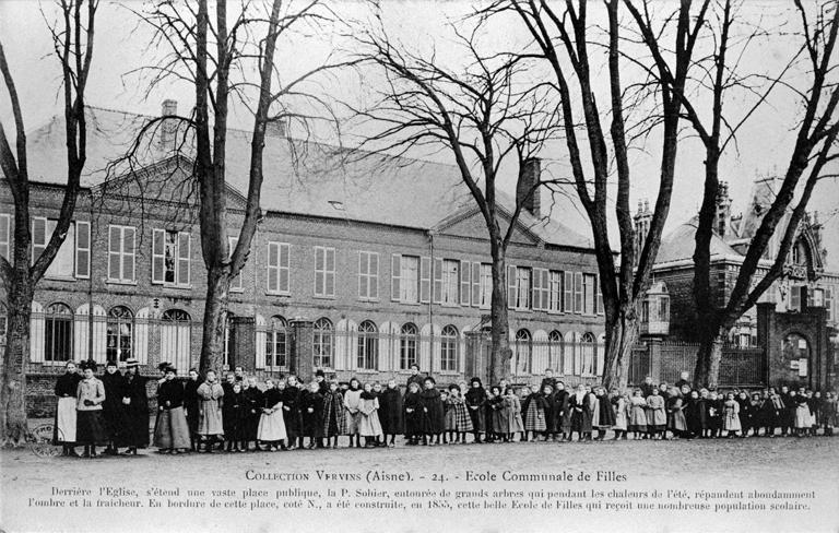 Ecole communale de filles de Vervins. Vue de la façade principale, sur la place Sohier, carte postale, vers 1910.