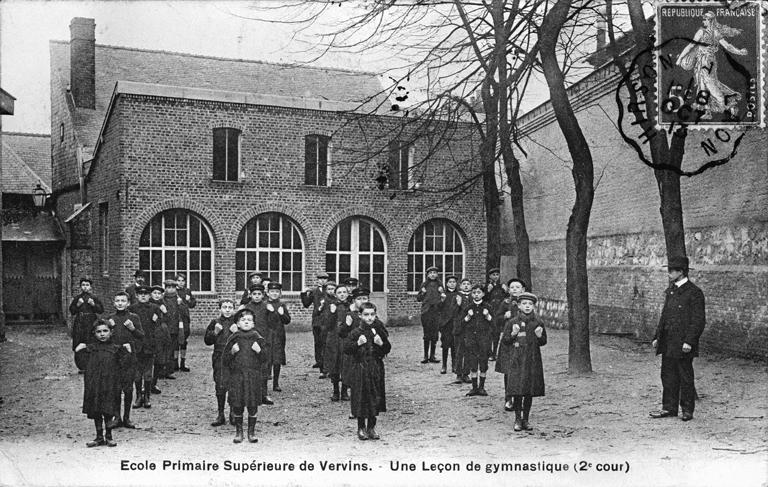 Vue du mur séparant la prison de l'ancien collège (vers 1913).